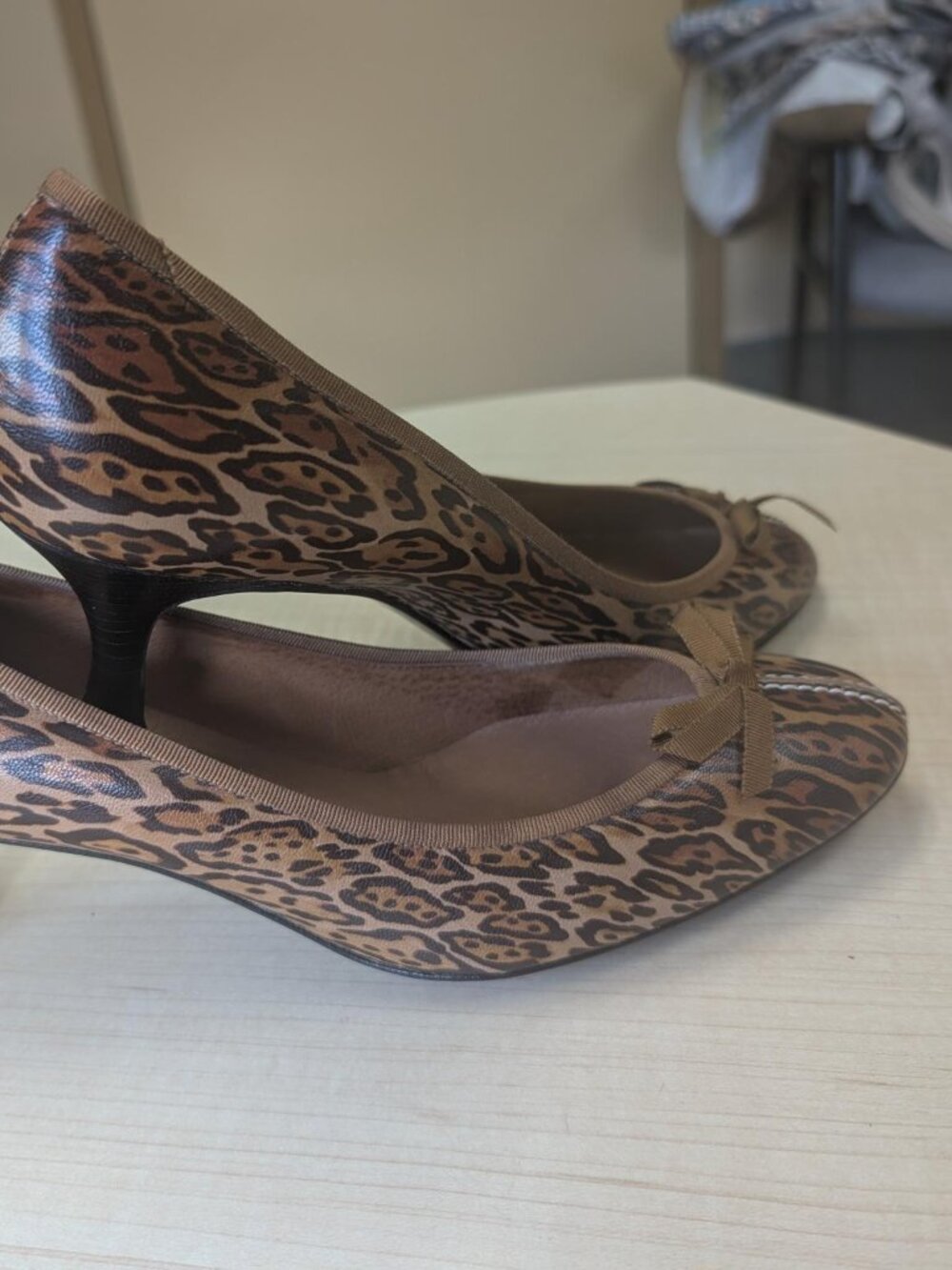 NIB Delman Lucy Leopard Leather Women's Pumps Size 10 - Picture 2 of 5